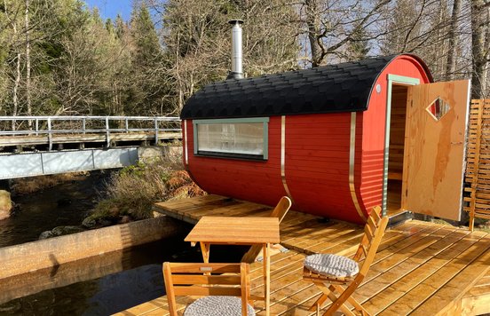 Boka vedeldad bastu & kallbad i kvarnrännan, en unik miljö hos Fröböke Kvarn i Simlångsdalen utanför Halmstad